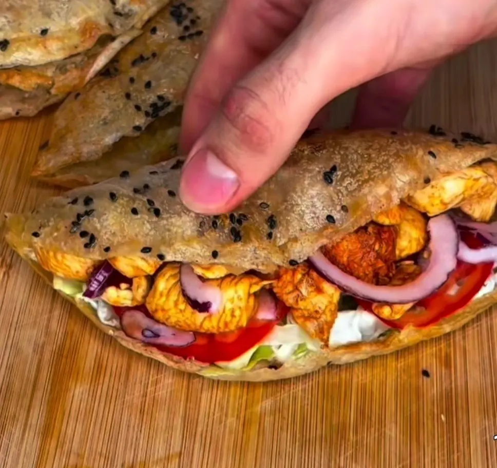 Feuilles de riz au poulet grillé et crudités