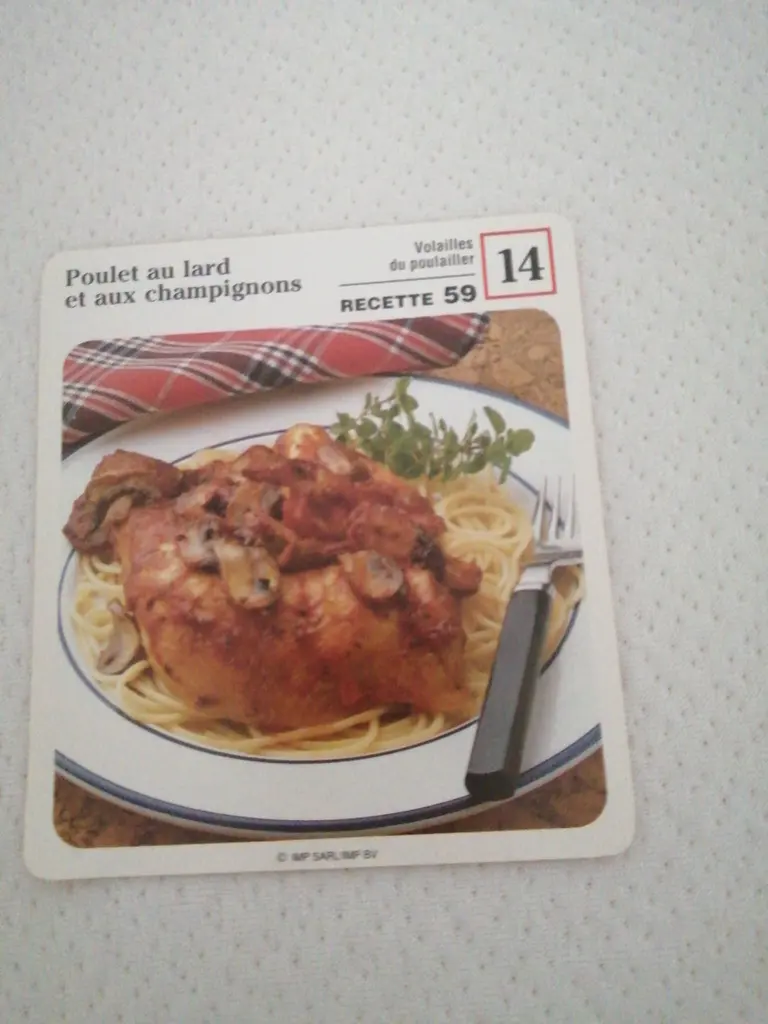 Poulet rôti au lard et aux champignons
