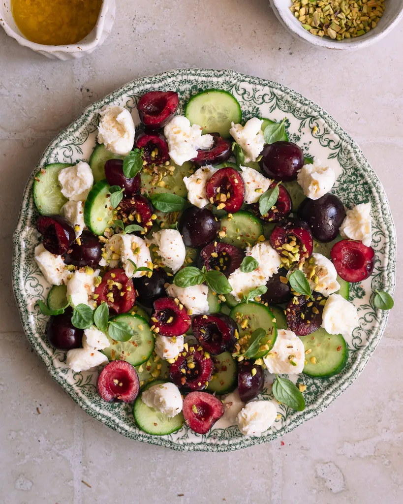 Salade de Cerises au Concombre et Mozzarella