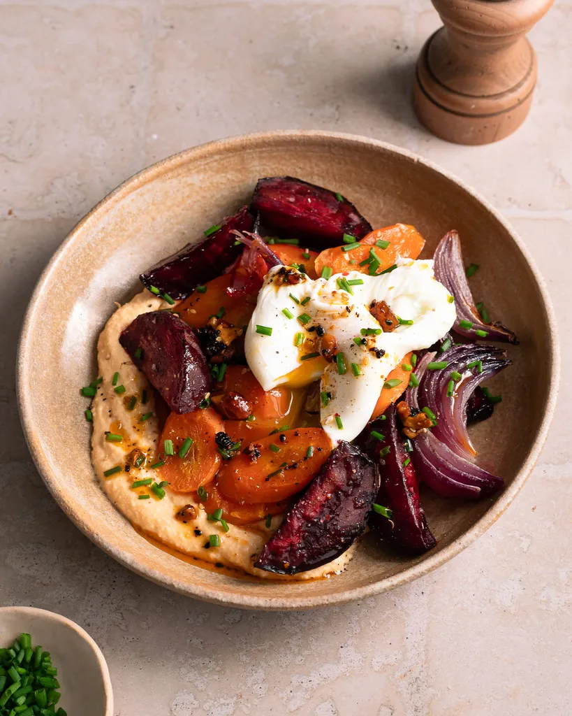 Photo of Houmous aux Légumes Rôtis et Œuf Poché