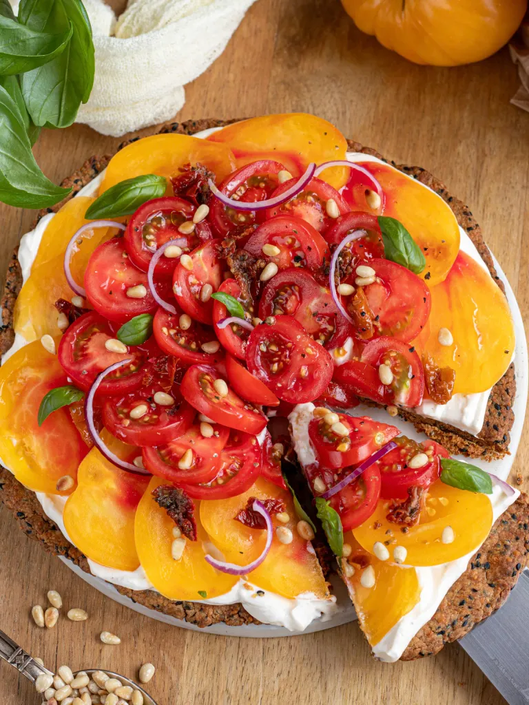 Tarte aux tomates fraîches sur sablé au parmesan