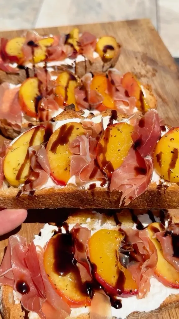 Tartines Pêches Rôties, Burrata et Jambon de Pays