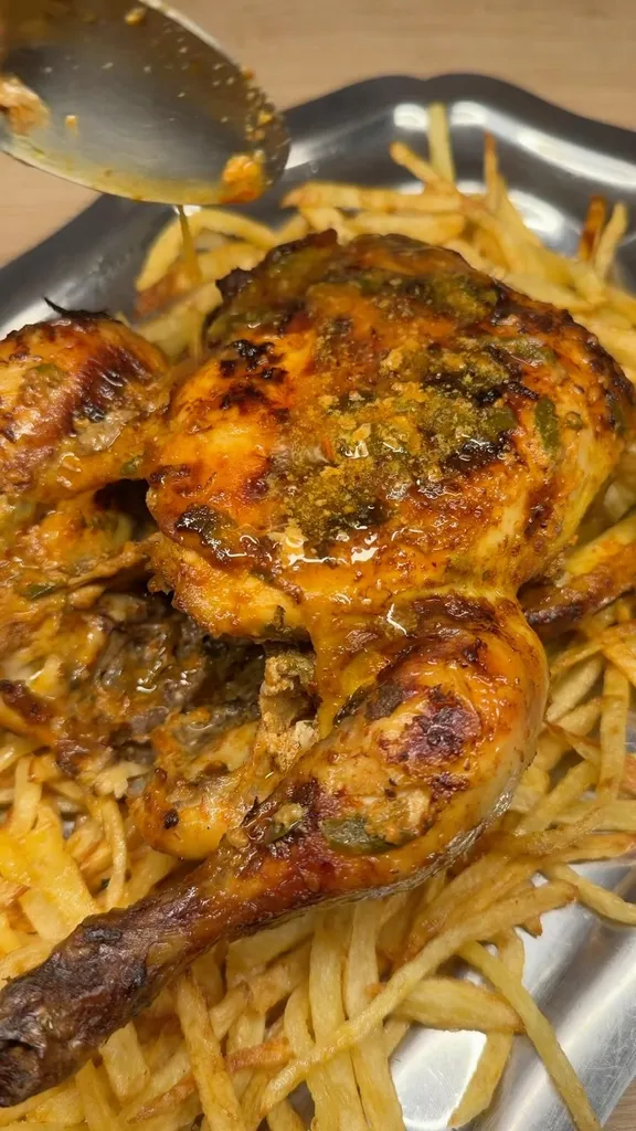 Poulet Rôti Savoureux aux Frites Allumettes