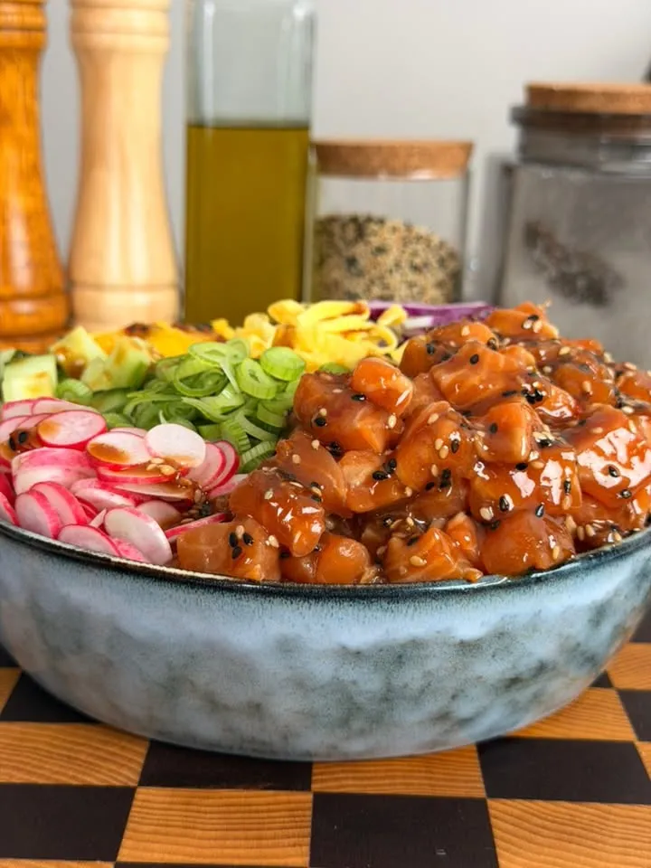 Poké Bowl au Saumon Mariné et Sauce Teriyaki