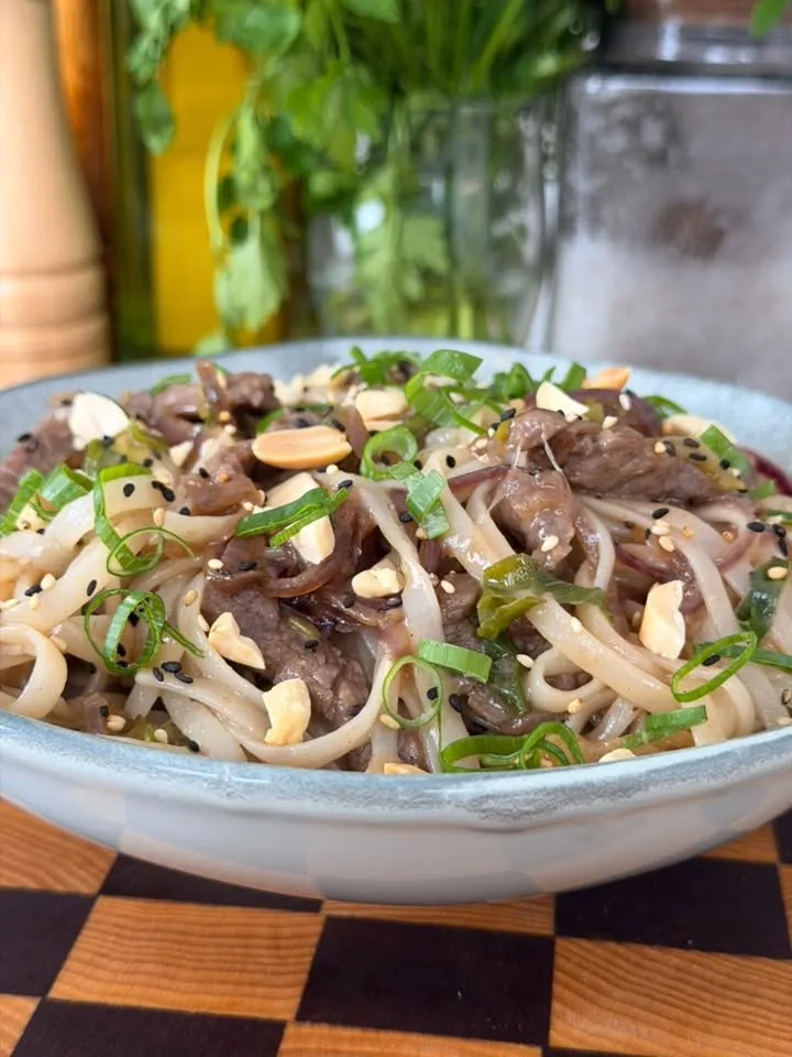 Nouilles de Riz Sautées au Bœuf et Oignons