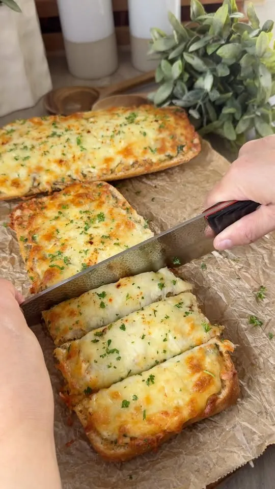 Pain à l'Ail Confit et Fromage Fondant