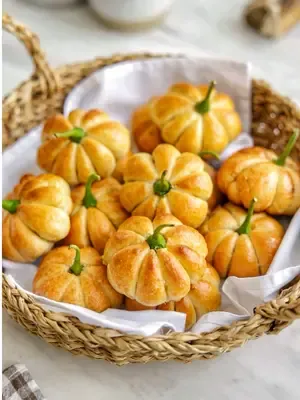 Petits Pains Briochés au Brie et Confiture de Canneberge