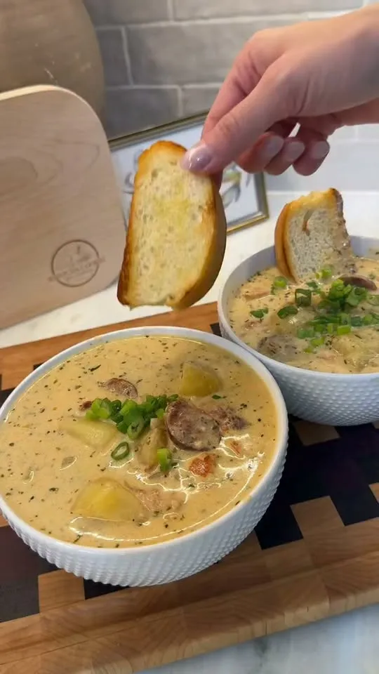 Soupe crémeuse au bacon, saucisse andouille et pommes de terre cajun