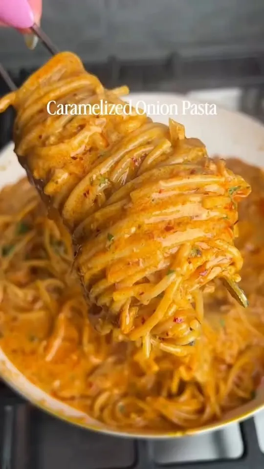 Pâtes crémeuses aux oignons caramélisés