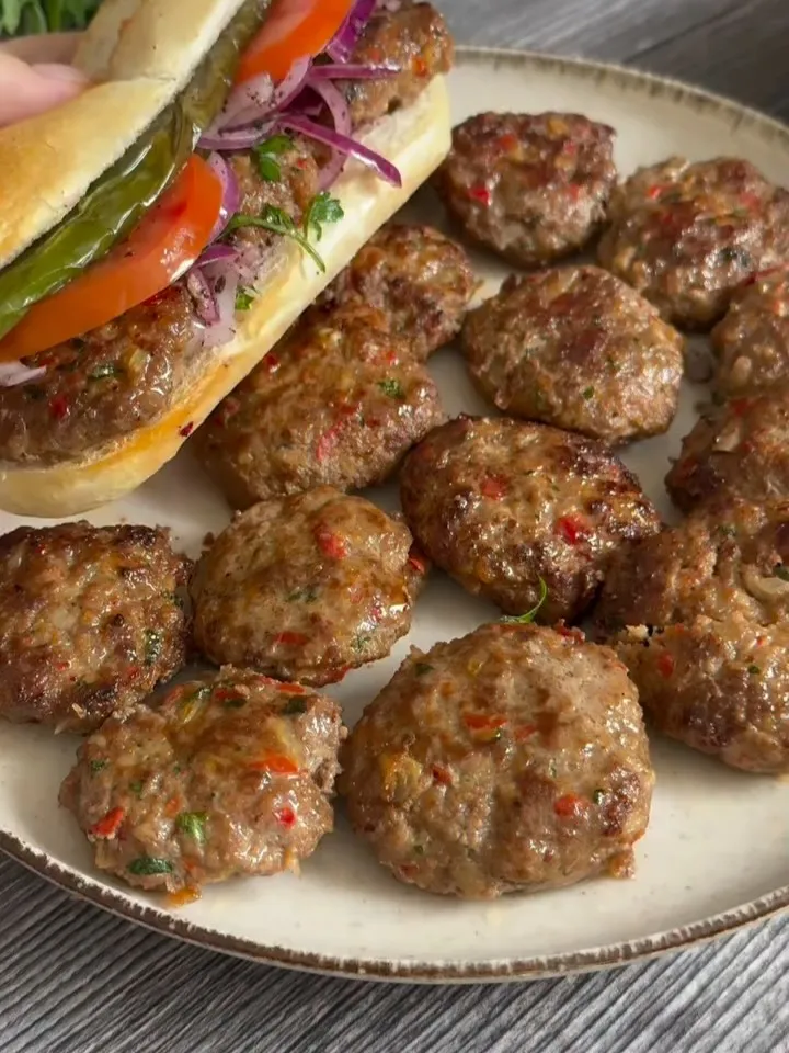 Sandwich turc aux boulettes épicées