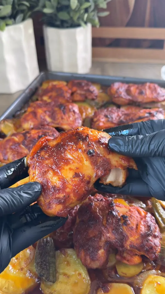 Poulet rôti aux pommes de terre et sauce épicée