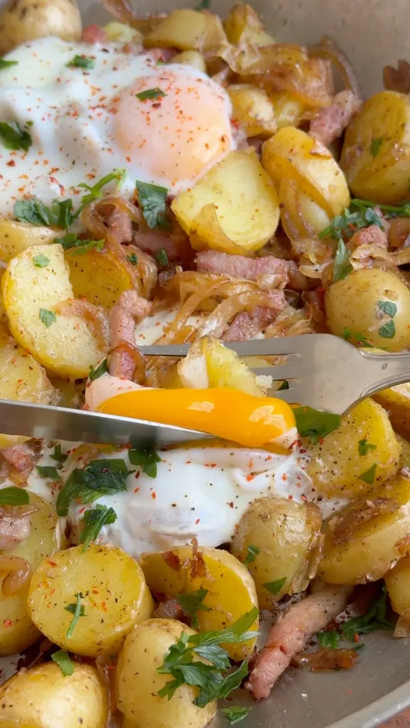Poêlée Paysanne aux Pommes de Terre, Lardons et Œufs