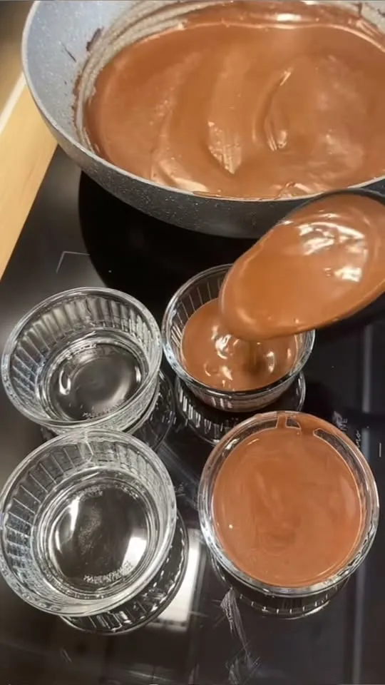 Crèmes onctueuses au chocolat et lait de coco