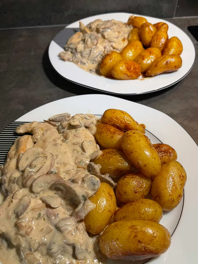 Escalopes de Poulet à la Crème de Champignons et Pommes de Terre Grenailles