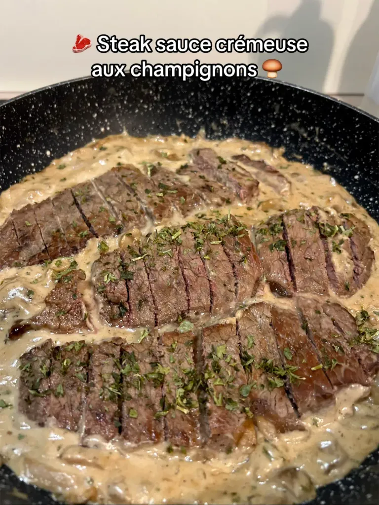 Steak à la sauce crémeuse aux champignons