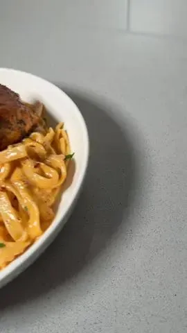 Fettuccine au Saumon à la Crème Aillée