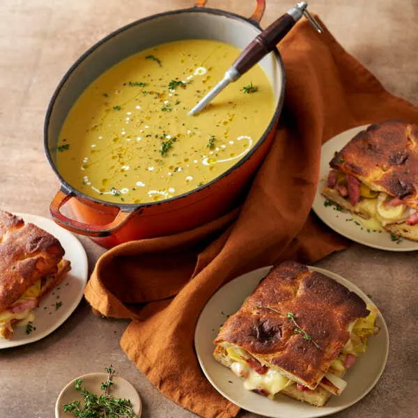 Soupe de pois cassés et focaccias au reblochon
