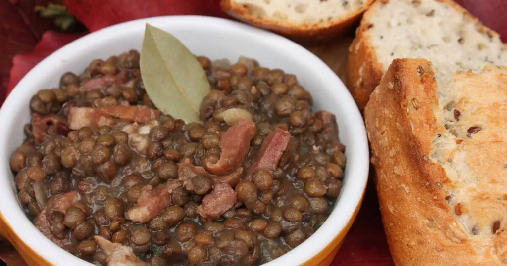 Soupe Réconfortante aux Lentilles et Poitrine Fumée
